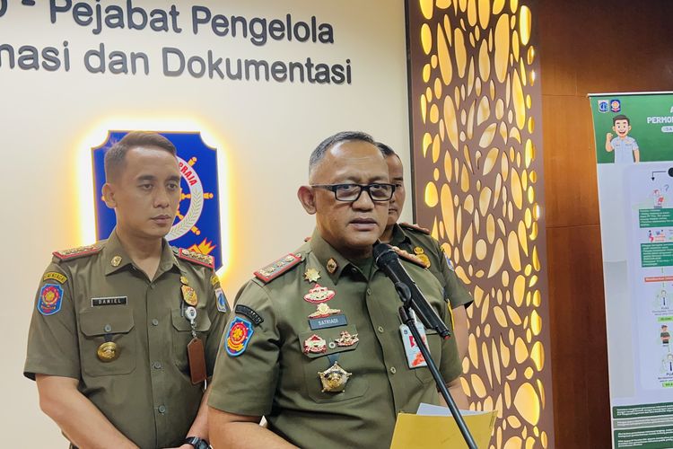 Satpol PP Tertibkan Billboard Film “Aku Harus Mati” Usai Dikritik