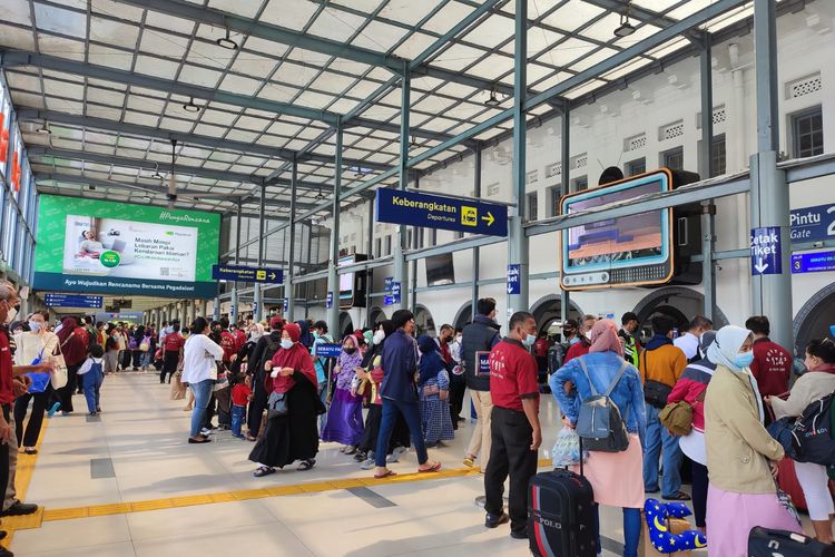 Para pemudik mulai padati Stasiun Pasar Senen untuk melakukan perjalanan ke kampung halamannya pada Selasa (26/4/2022).