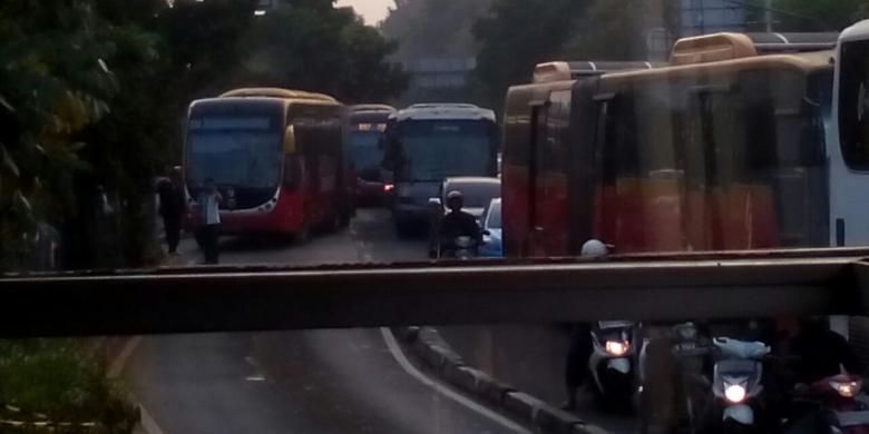 Satu unit bus transjakarta merek Zhong Tong mengalami mogok di sekitar halte PGC, Cililitan, Jakarta Timur, Senin (29/6/2015) pagi.