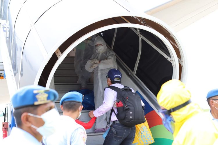 Turis China saat menaiki pesawat penerbangan ke Wuhan, China di Bandara Ngurah Rai, Bali, Sabtu (8/2/2020).