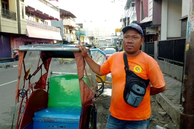 Kasim, rekan Rasilu, pengayuh becak yang kini mendekam di Rutan Kelas IIA Ambon, Kamis (28/2/2019).