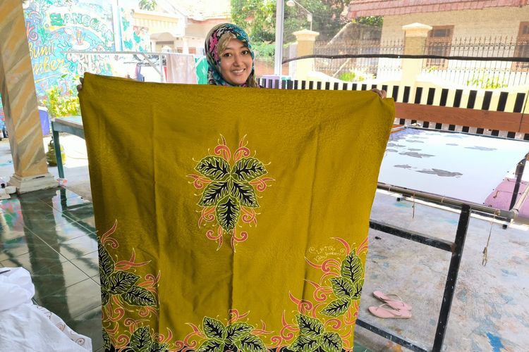 Batik motif daun tembakau khas Jember hasil desain Misbahudin yang diproduksi Batik Kertabumi Jember.