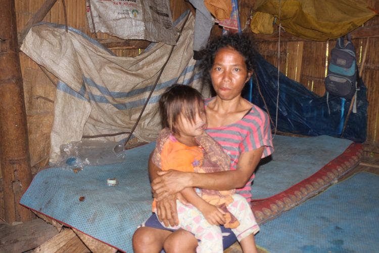 Maria Evin (42), adalah warga Dusun Heso, Desa Golo Wune, Kecamatan Lamba Leda Selatan Kabupaten Manggarai Timur, NTT, tinggal di gubuk reyot nyaris ambruk.