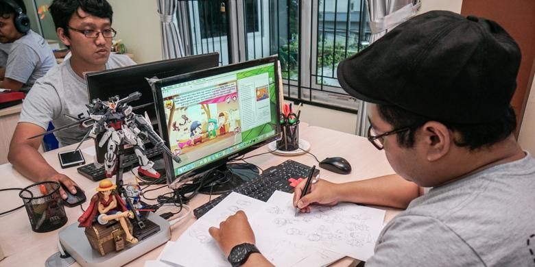 Seorang ilustrator membuat sketsa awal dari karakter game dalam proses produksi di kantor Educa Studio, Salatiga, Jawa Tengah (2/2/2016)