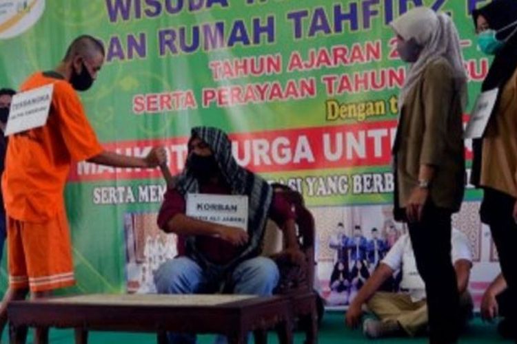 Tersangka Alpin Adrian saat memperagakan reka ulang kasus penikaman terhadap Syekh Ali Jaber di Masjid Falahudin Bandar Lampung, Lampung, Kamis (17/9/2020)