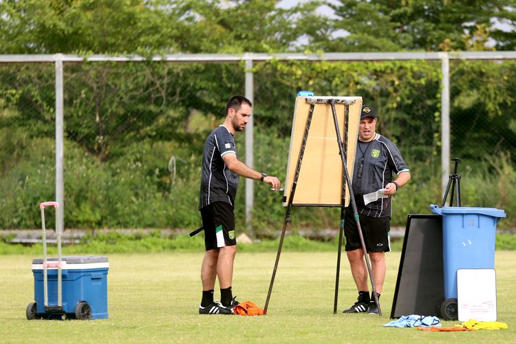 Pelatih baru Persebaya Surabaya, Bernardo Tavares bersama asistennya Renato Duarte saat persiapan latihan Perdana bersama tim di Lapangan ABC Komplek Stadion Gelora Bung Tomo Surabaya, Selasa (6/1/2026) sore.
