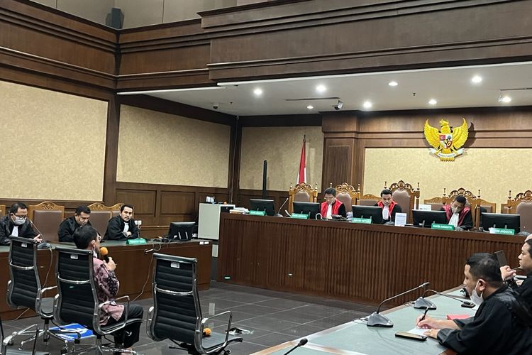Direktur Utama PT Mora Telematika Indonesia, Galumbang Menak Simanjuntak di ruang sidang Prof M Hatta Ali Pengadilan Tindak Pidana Korupsi (Tipikor) pada Pengadilan Negeri (PN) Jakarta Pusat, Kamis (27/7/2023). Majelis Hakim PN Tipikor Jakarta tidak menerima nota keberatan atau eksepsi yang diajukan Tim Penasihat Hukum Galumbang Menak terhadap surat dakwaan Jaksa Penuntut Umum (JPU) pada Kejaksaan Agung (Kejagung) terkait perkara dugaan korupsi proyek penyediaan menara base transceiver station (BTS) 4G dan infrastuktur pendukung 1, 2, 3, 4, dan 5 yang dikelola Badan Aksesibilitas Telekomunikasi dan Informasi (Bakti) pada Kemenkominfo.