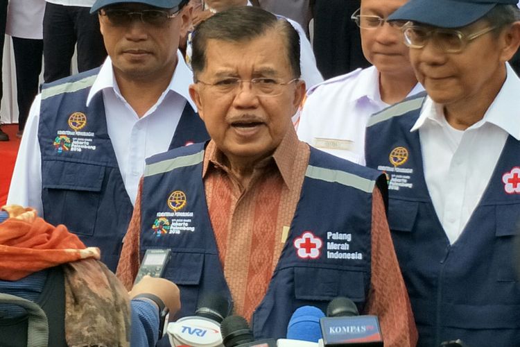 Wakil Presiden RI Jusuf Kalla usai memimpin Apel Siaga Lebaran sekaligus melepas tim relawan Palang Merah Indonesia (PMI) yang akan bertugas pada lebaran tahun 2018 di parkiran Stasiun Gambir, Jakarta, Kamis (7/6/2018).