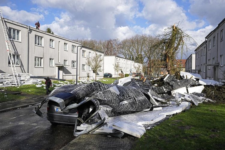 Badai Eunice telah menghancurkan atap sebuah rumah apartemen di sebuah jalan di Gelsenkirchen, Jerman, Kamis, 17 Februari 2022. 