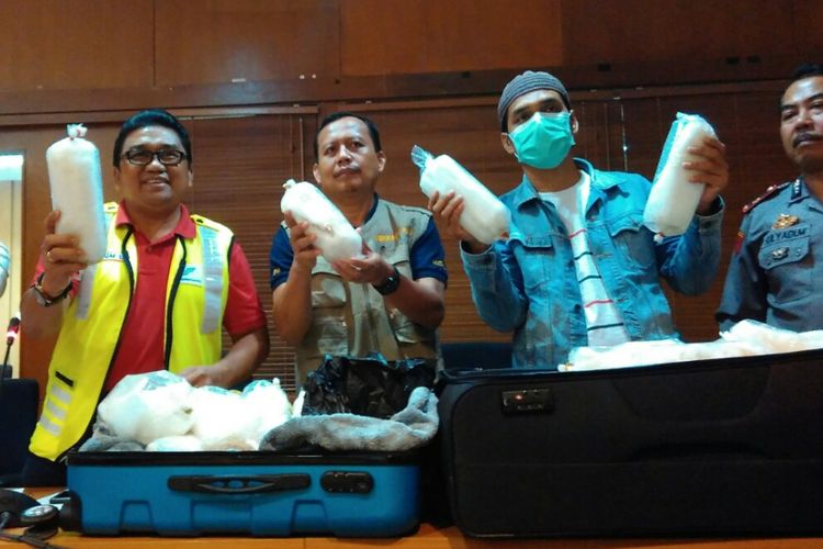 Tim gabungan Lombok International Airport menggagalkan penyelundupan bayi lobster, Sabtu (8/4/2017).