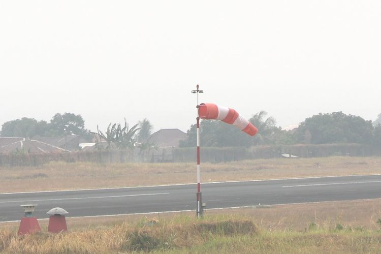 Asap Karhutla Ganggu Penerbangan di Bandara Ternate, Ratusan Penumpang Terlantar
