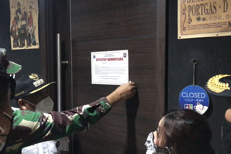 Aparat gabungan menyegel Tori Bar Fatmawati di Cilandak, Jakarta Selatan setelah menemukan pelanggaran protokol kesehatan pada Sabtu (19/6/2021) malam.