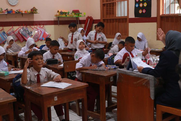 Di Balik Tahun Ajaran Baru, Ada Orangtua yang Cemas Anak Diejek karena Seragam Lusuh