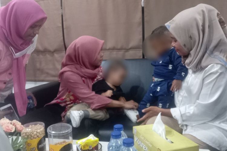Kedua ibu beserta bayinya yang tertukar telah dipertemukan saat mediasi atau penyampaian hasil tes DNA silang di Ruang Unit Reskrim Polres Bogor, Jawa Barat, Jumat (25/8/2023) malam.