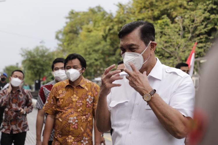 Menteri Koordinator Bidang Kemaritiman dan Investasi Luhut Binsar Pandjaitan saat mengunjungi wilayah Malioboro, Yogyakarta pada Kamis (6/8/2021)