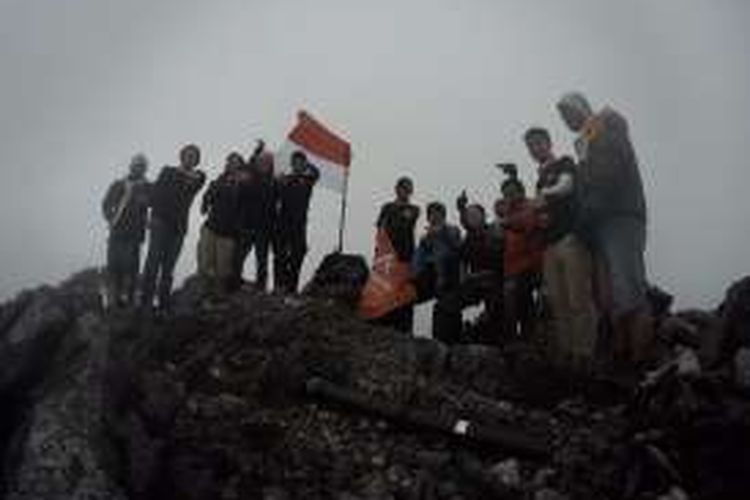 Tim ekspeditor Aksa 7 di Puncak Gunung Binaiya, Ambon.