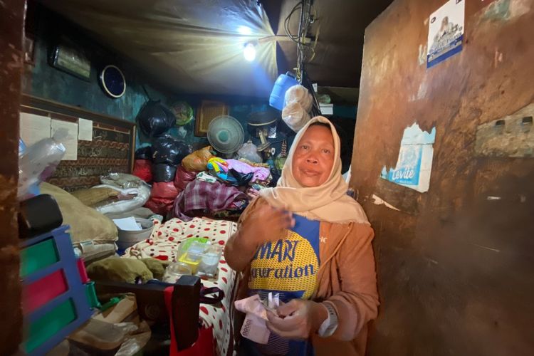 Ibu Rumah Tangga (IRT) asal Koja bernama Rosanah (45) saat ditemui di rumahnya kawasan Tugu Utara, Koja, Jakarta Utara pada Selasa (15/8/2023). 