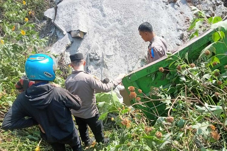 Truk Pasir Terperosok ke Parit di Nagreg, Sopir Meninggal di Tempat