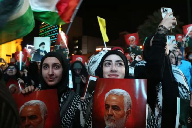 Ribuan warga Iran melakukan demonstrasi dan membawa bendera Palestina untuk mendukung Hamas dan perlawanan Palestina di Teheran, Iran, pada 07 Oktober 2023.