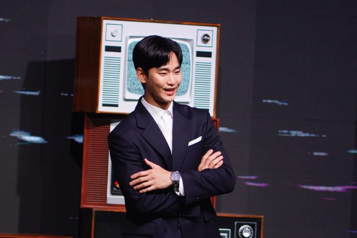 Kim Soo Hyun berpose di booth Multifort TV Big Date dalam acara yang digelar di Bangkok, Thailand, akhir Juni lalu. 