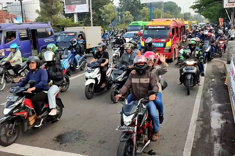 Pemudik melintasi jalur utama pantura Simpang Pemuda Kota Cirebon Jawa Barat, Rabu (19/4/2023). 