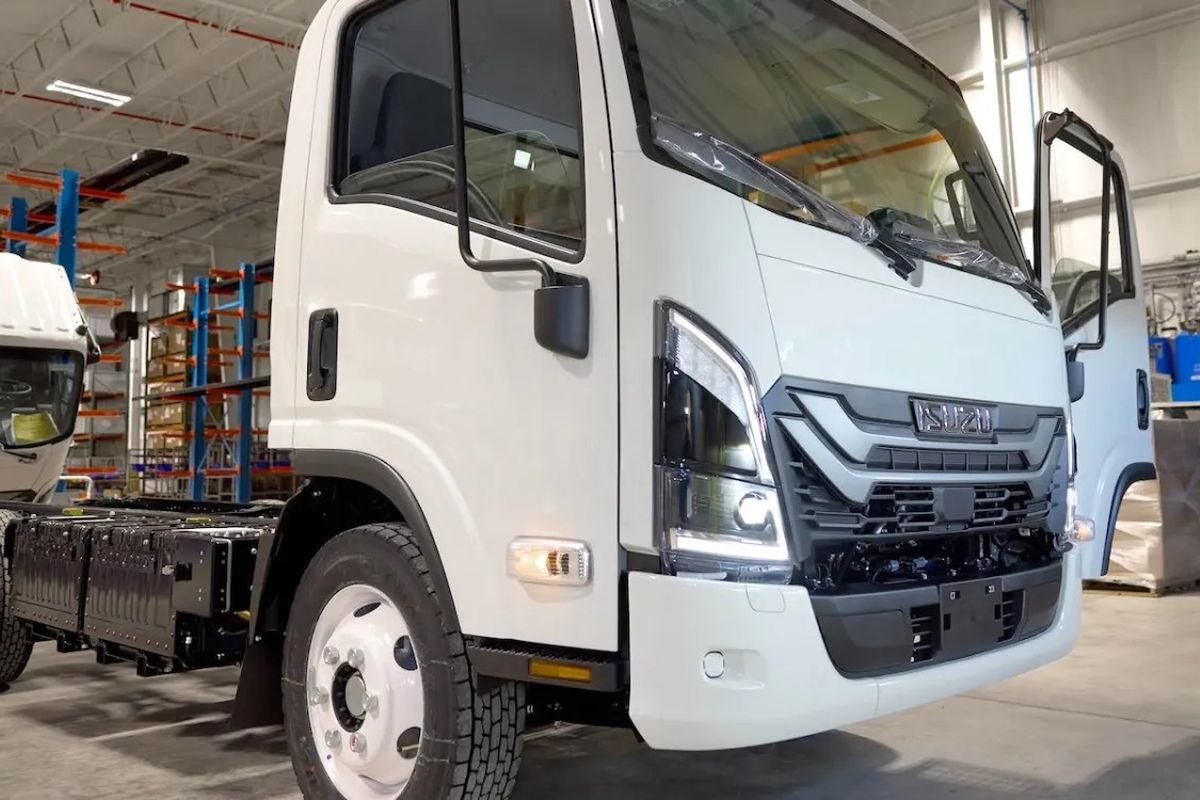 Truk listrik Isuzu Elf EV alias NRR-EV mulai diproduksi