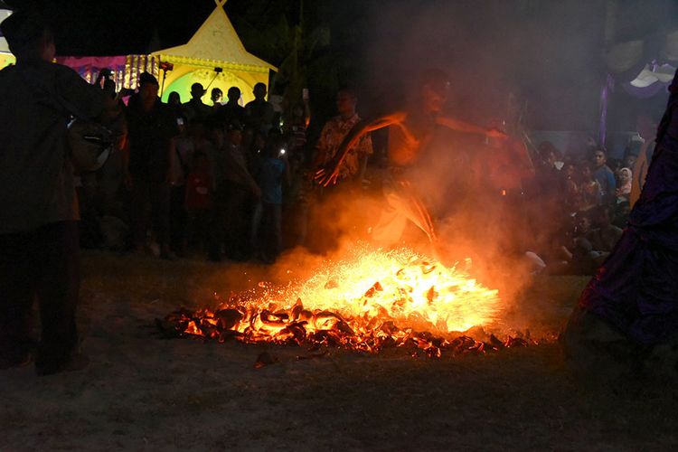 Penari Tari Zapin Api sedang beraksi 