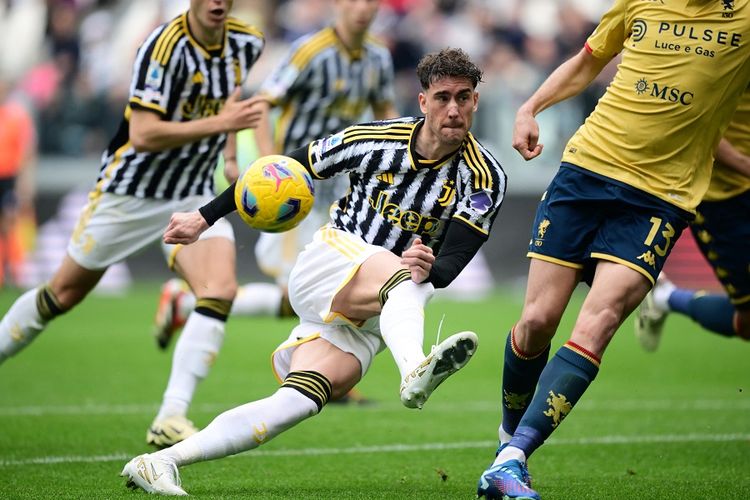 Penyerang Juventus Dusan Vlahovic mencoba melakukan tembakan ke gawang pada pertandingan sepak bola Serie A Liga Italia antara Juventus vs Genoa di Stadion Allianz di Turin pada 17 Maret 2024.