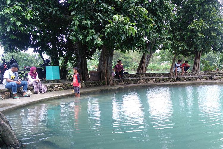 Wisata Banyu Biru baru ramai dikunjungi pengunjung pada akhir pekan.