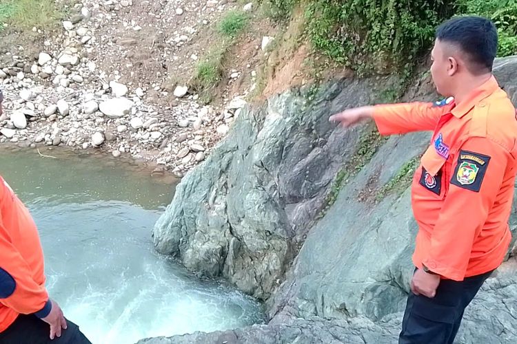 Seorang remaja kelas 2 MTs Negeri Palopo ditemukan tewas tenggelam di Sungai Latuppa, Kecamatan Mungkajang, Kota Palopo, Sulawesi Selatan, Minggu (31/7/2022). Korban lompat dari tebing sungai dengan kondisi arus yang deras dan dalam