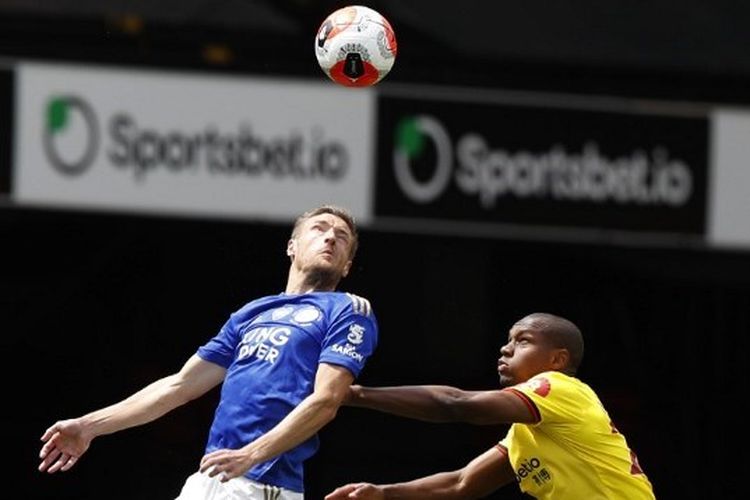 Jamie Vardy berusaha menyundul bola dalam laga Watford vs Leicester CIty, Sabtu (20/6/2020)