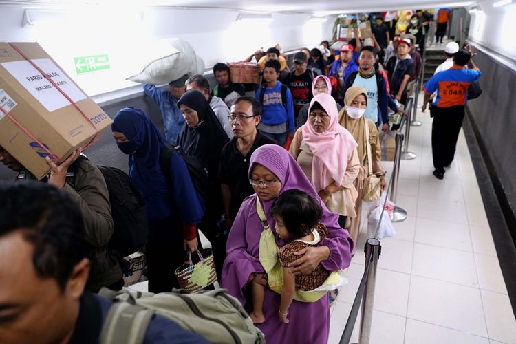 Pemudik dengan menggunakan KA Kertajaya dan Matarmaja dari Jawa Timur tiba di Stasiun Pasar Senen, Jakarta, Jumat (30/6/2017). Seiring dengan akan berakhirnya libur Lebaran, warga mulai kembali berdatangan dari kampung halaman dan puncak arus balik diperkirakan terjadi pada 1 Juli 2017.