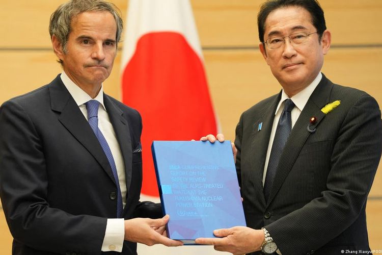 Kepala IAEA Rafael Grossi (kiri) dan Perdana Menteri Jepang Fumio Kishida (kanan) saat penyerahan laporan akhir peninjauan IAEA di Tokyo, Selasa (4/7/2023).