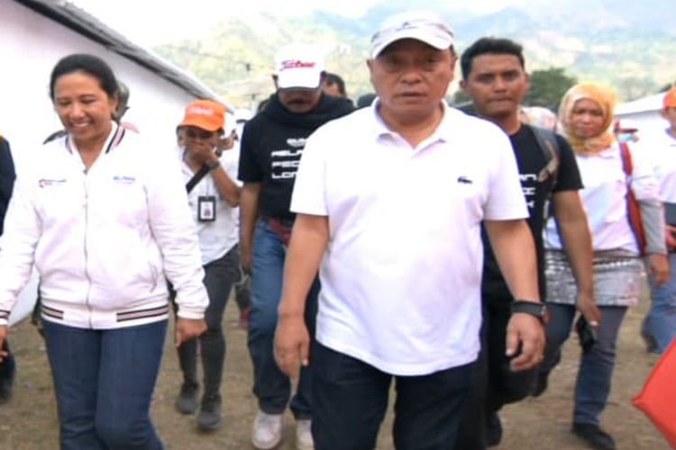 Menteri BUMN Rini M Soemarno dan Direktur Utama BTN Maryono meninjau pembangunan rumah rawan gempa (RRG) di Lombok, Nusa Tenggara Barat.