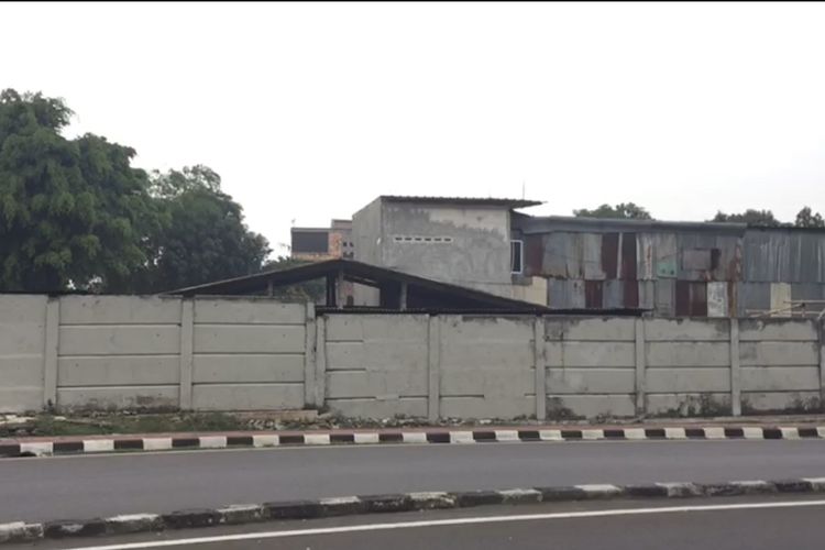 Kondisi tembok di pinggir Jalan Taman Bintaro Barat, Bintaro, Pesanggrahan, Jakarta Selatan, pada Jumat (8/10/2021). Di tembok tersebut sebelumnya ada mural bernada kritik. Namun, mural itu telah dihapus.