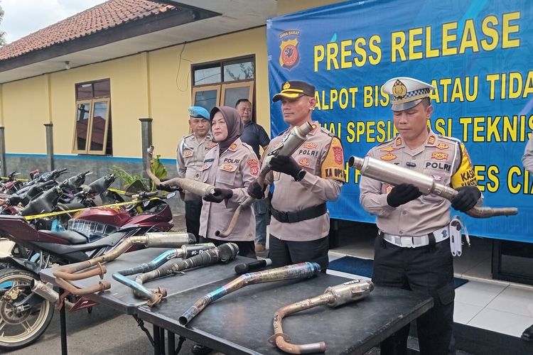 Kapolres Ciamis AKBp Akmal (tengah) menunjukkan knalpot bising yang dipakai pengendara saat ekspos di Mapolres, Senin (5/2/2024).