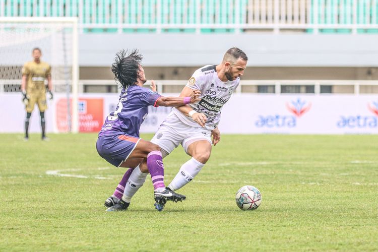 Striker Bali United, Ilija Spasojevic, tengah berduel dengan pemain Persita Tangerang pada pekan keempat Liga 1.