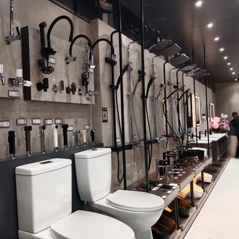 Produk-produk sanitari kamar mandi yang dihadirkan oleh GB Sanitaryware. 