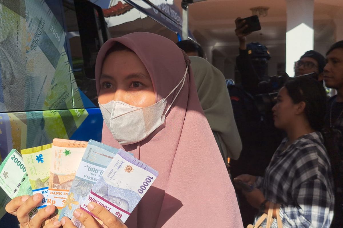 Warga menukarkan uang emisi baru di layanan kas keliling yang digelar Bank Indonesia di Hetero Space Purwokerto, Kabupaten Banyumas, Selasa (11/4/2023).