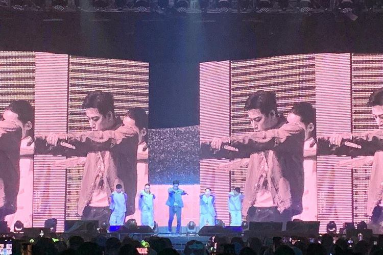 Penyanyi Jay B GOT7 saat menyuguhkan penampilan di konser solo perdananya bertajuk JAY B Tape: Press Pause Live in Jakarta yang digelar di Kasablanka Hall, Jakarta Selatan, Sabtu (22/10/2022). 