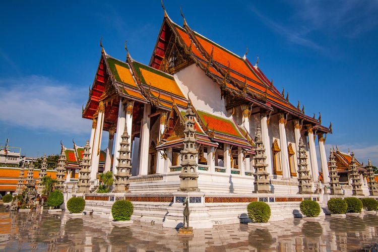 Ilustrasi Kuil Wat Suthat, Thailand