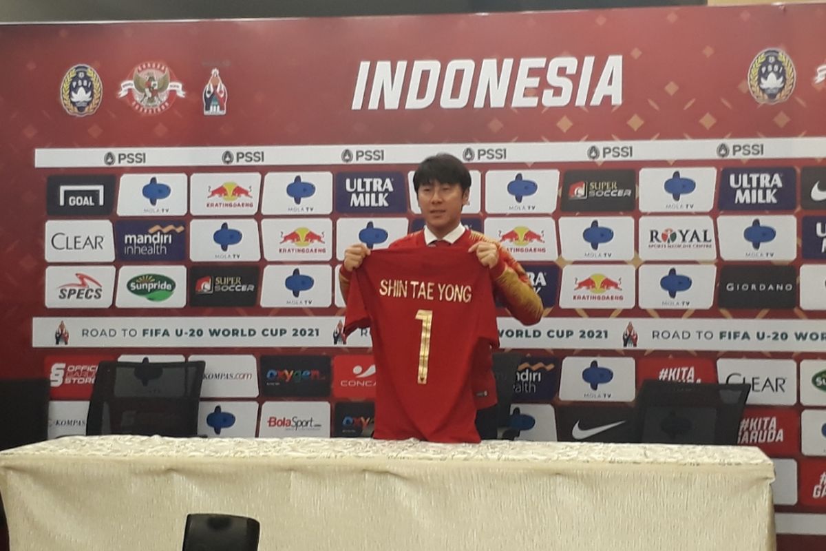 Pelatih timnas Indonesia, Shin Tae-Yong dalam acara konferensi pers di Stadion Pakansari, Bogor, Sabtu (28/12/2019).