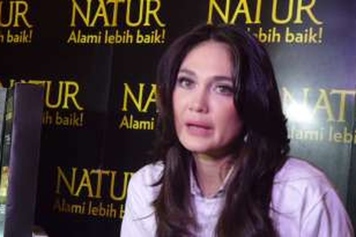 Luna Maya berbicara pada acara peluncuran sebuah produk shampo, di Restauran Harum Manis, Jalan KH Mas Mansyur, Jakarta Pusat, Selasa (3/5/2016).