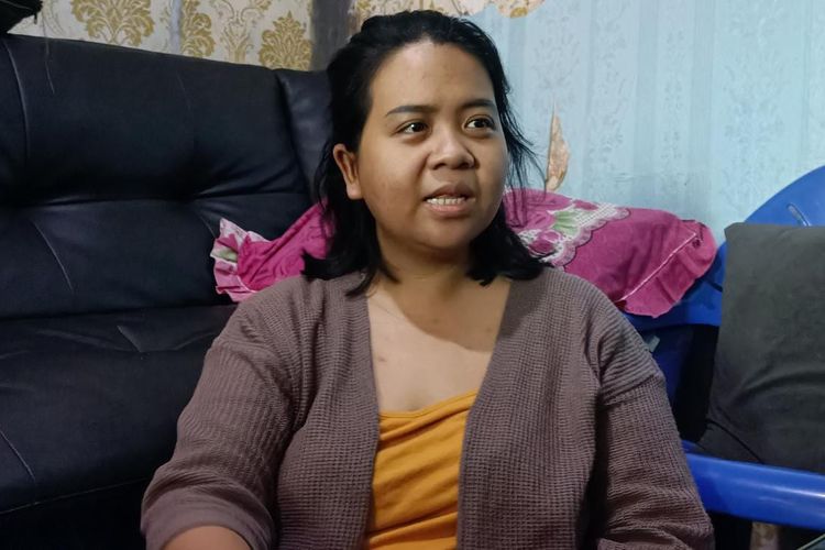 Chintia Suciati, ibunda dari LAH, bayi perempuan berusia dua bulan yang diduga jadi korban kelalaian akibat salah pemberian susu formula. Ditemui di Jalan H Muala, Palmerah, Jakarta Barat, Rabu (16/8/2023), Chintia bercerita tentang kondisi putrinya tersebut.