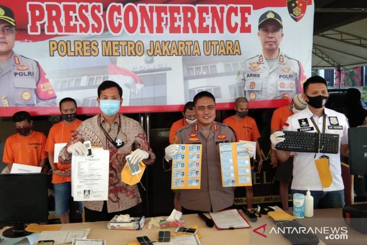 Kapolres Metro Jakarta Utara Kombes Polisi Sudjarwoko (tengah) saat jumpa pers di Mapolres, Jumat (11/9/2020). 