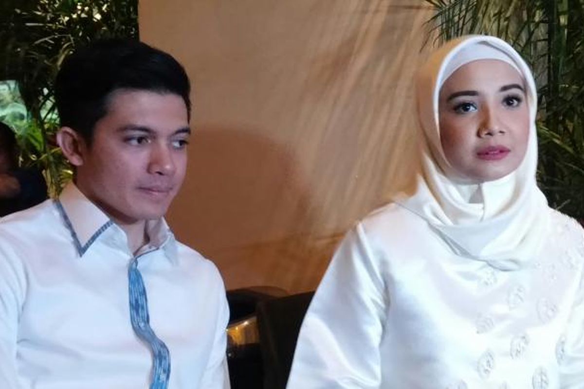 Zaskia Sungkar (kanan) dan Irwansyah (kiri) ambil bagian dalam konferensi pers film Harim di Tanah Haram, di Epicentrum Walk XXI, Jakarta Selatan, Jumat (4/12/2015) malam.