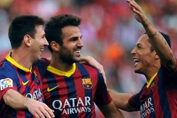 Striker Barcelona asal Argentina, Lionel Messi (kiri), mendapat sambutan dari rekan-rekannya usai mencetak gol ke gawang Almeria dalam laga La Liga di Stadion Juegos Mediterraneos, Almeria, Sabtu (28/9/2013). Barca menang 2-0.