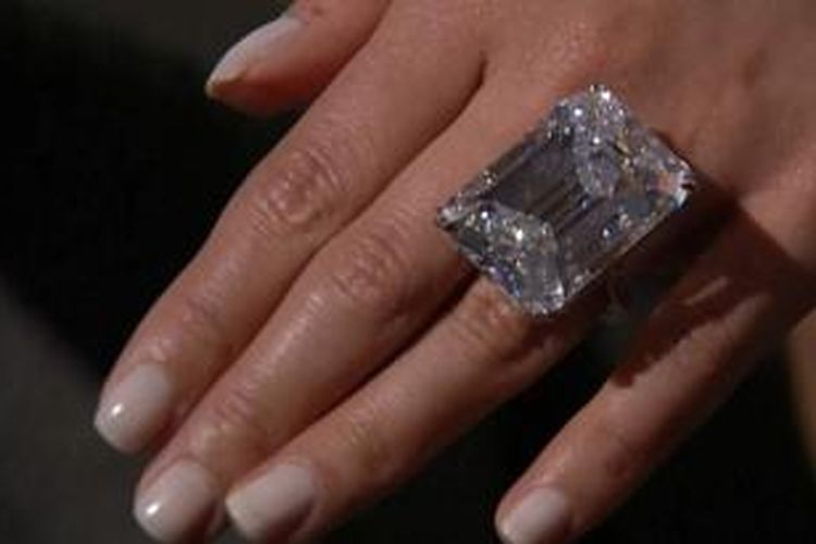 Inilah berlian 100 karat yang terjual dengan harga Rp 285 miliar dalam sebuah lelang di New York, AS.