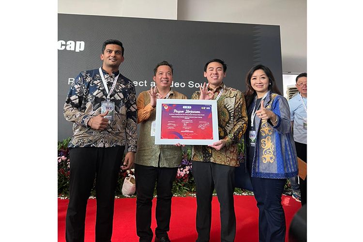 Le Minerale bersama PT POPI dan PT BIPJ menandatangani Piagam Kerja Sama di Festival LIKE, GBK, Jakarta, Sabtu (16/9/2023). 