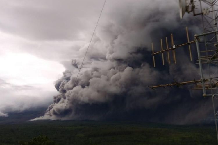 Hot clouds come out of the crater of Mount Semeru, East Java on Saturday (16/1/2021)